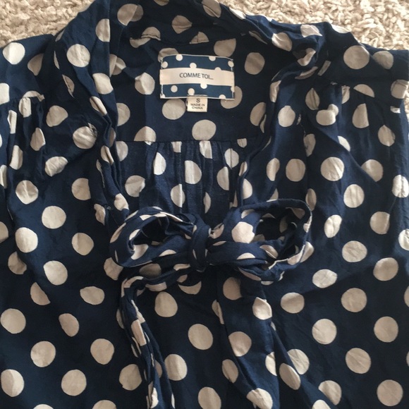 Adorable navy/soft tan polka dot sleeveless blouse - Picture 2 of 5